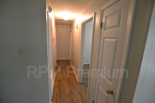 Building Photo - 209 Cypress Dr