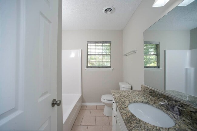 Building Photo - Spacious 3 bedroom/2 bath ranch- South Huntsville!