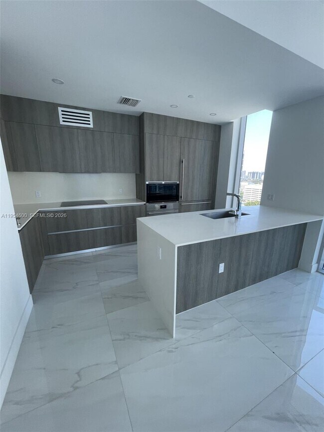 Building Photo - 17550 Collins Ave