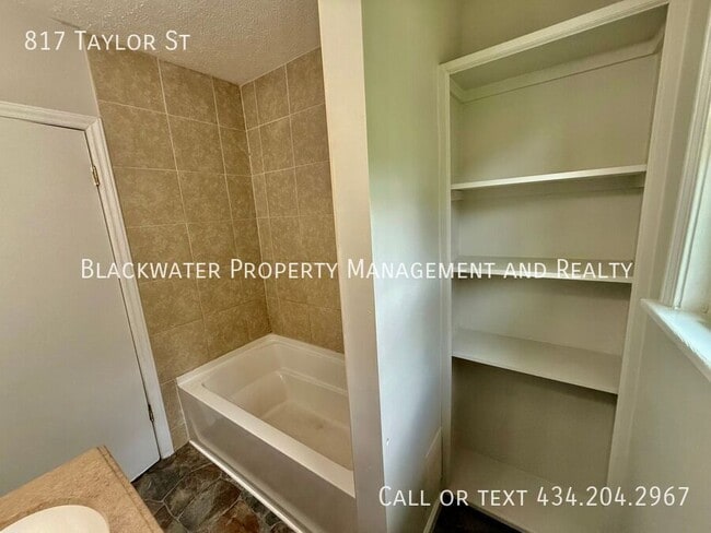 Building Photo - 817 Taylor St