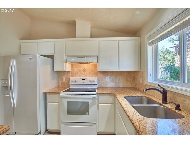 Building Photo - Lovely 3 Bed, 2 Bath Home in Dundee- Walking Distance to New Elementary School!