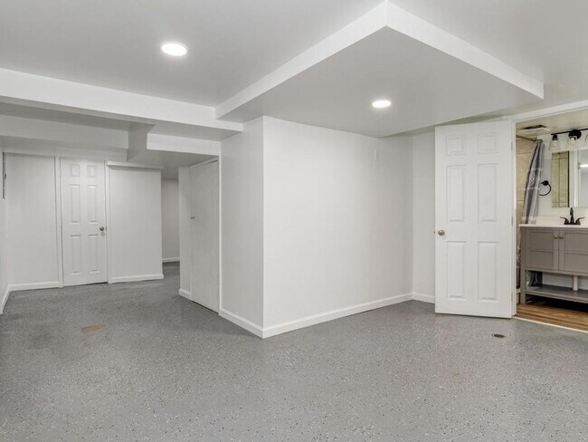 Building Photo - 1702 McMinn St