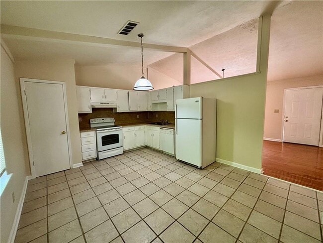 Building Photo - 880 Stillwater Ln