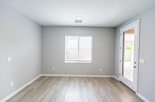 Building Photo - Beautiful 2 story Home