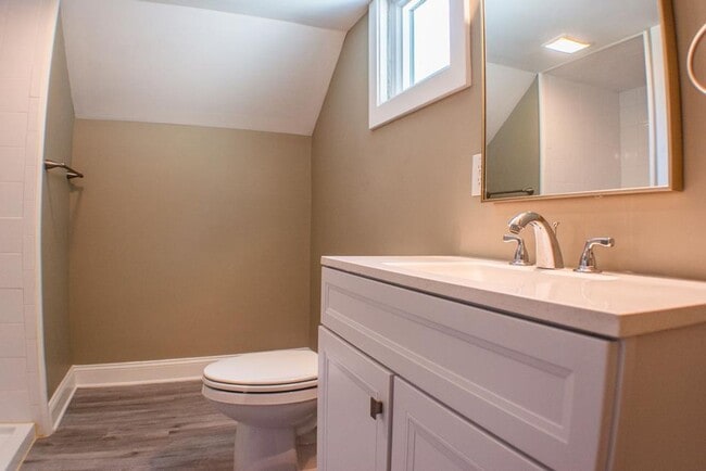 Building Photo - 1245 S Hawthorne Rd