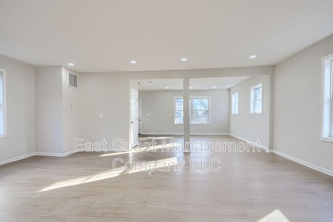 Building Photo - 4612 Schley Ave