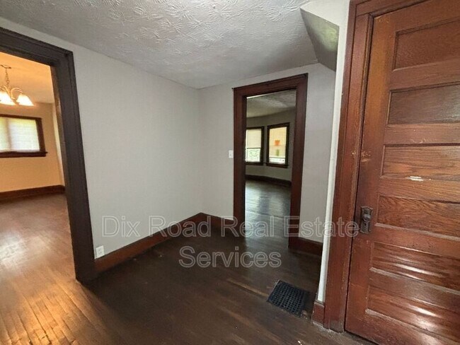 Building Photo - 1501 Viola Ave