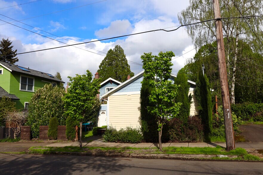 Building Photo - 712 SE 42nd Ave