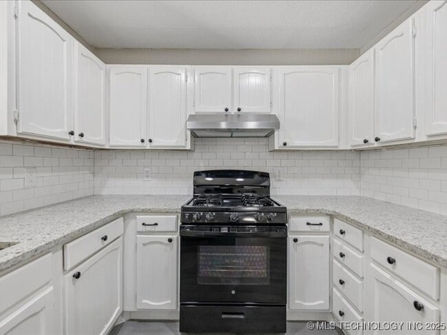 Building Photo - 3001 S Ash Ct
