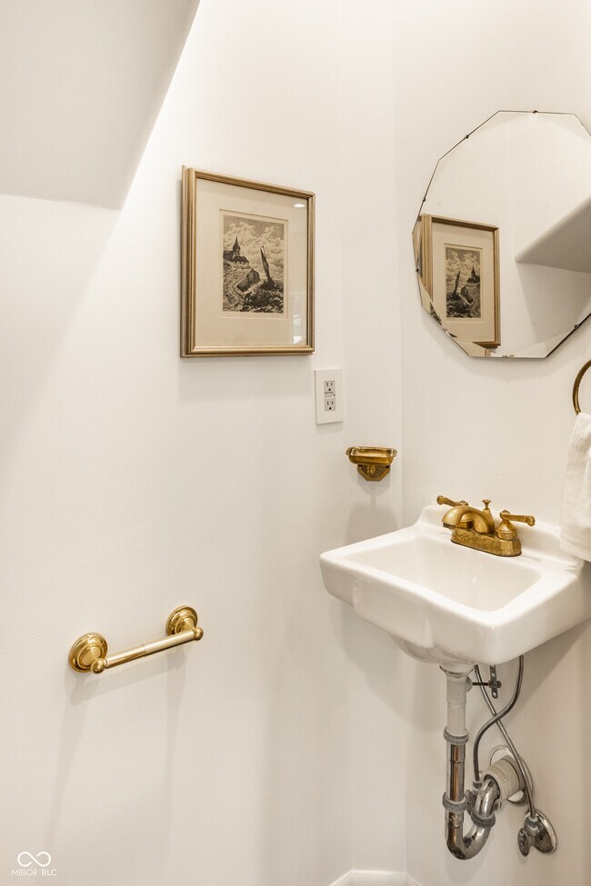 Building Photo - 5758 Wildwood Ave