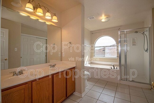 Building Photo - 518 Reba