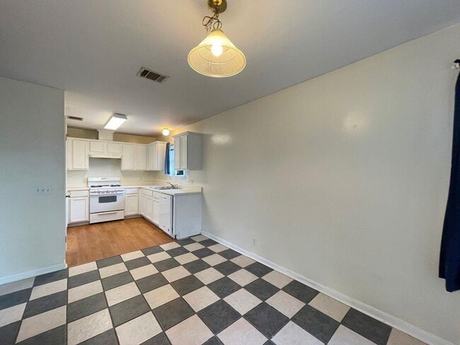 Building Photo - 205 Juniper Dr