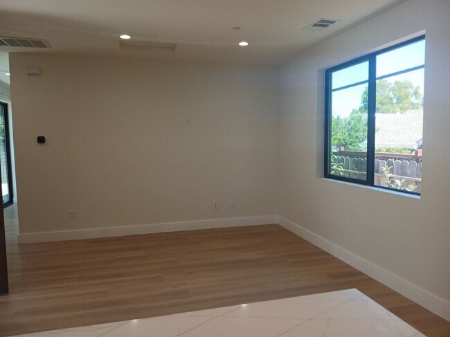 Building Photo - 523 Lancaster Way