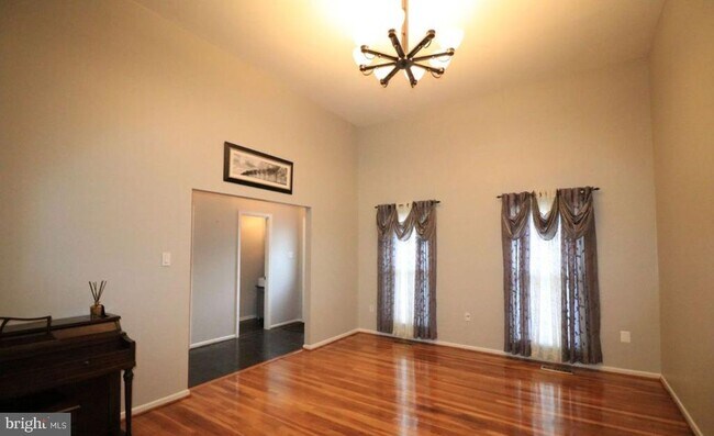 Building Photo - 553 Monet Dr