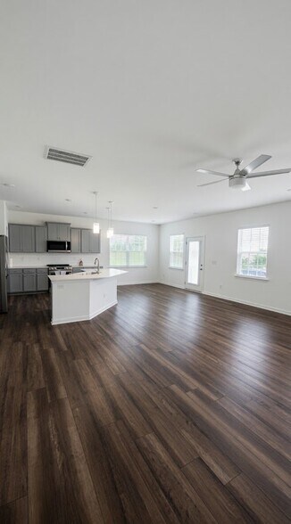 Building Photo - 5531 Hydrangea St