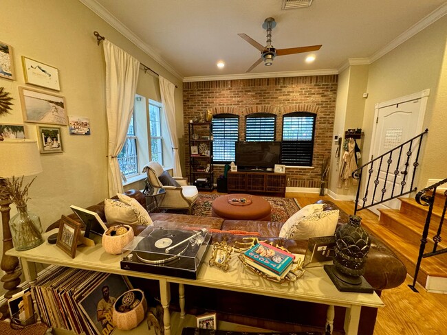 Building Photo - Updated 2 Bed 2.5 Bath Townhouse in A+ loc...