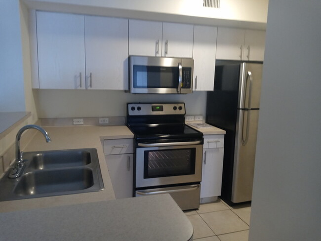 Building Photo - SPACIOUS 2BED/1DEN/2BATH