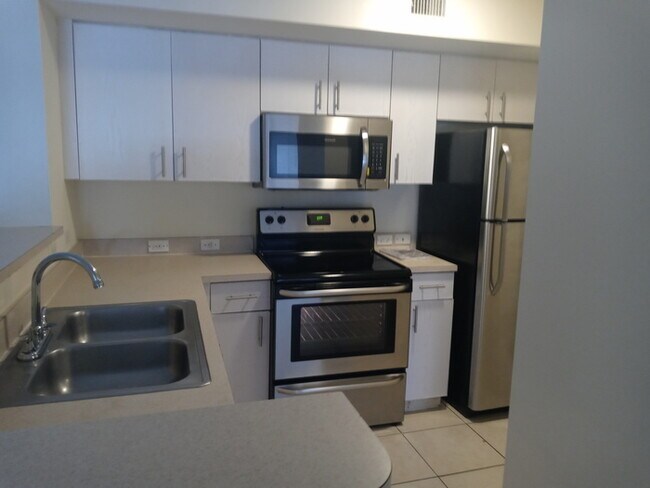 Building Photo - Spacious 3bedroom, 3bath condo unit