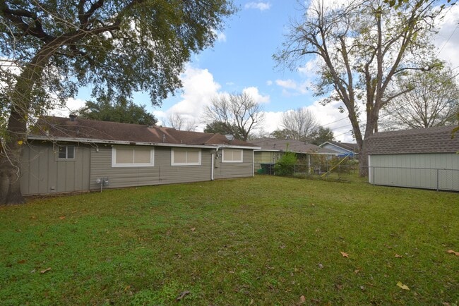 Building Photo - 6523 Underhill St