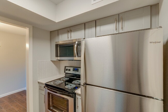 Building Photo - 2 BEDROOM/2 BATH FABULOUS LOCATION AT THE DESIRABLE ENERGY CORRIDOR