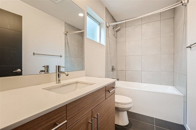 Building Photo - Modern West Seattle Townhome with Rooftop ...