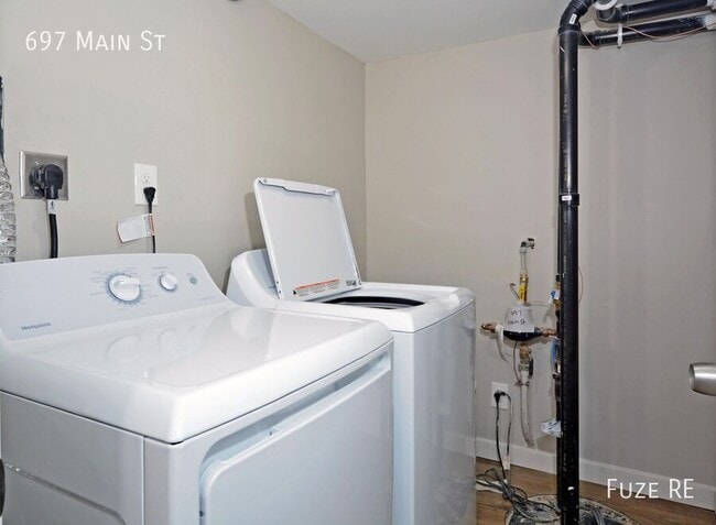 Building Photo - 697 Main St