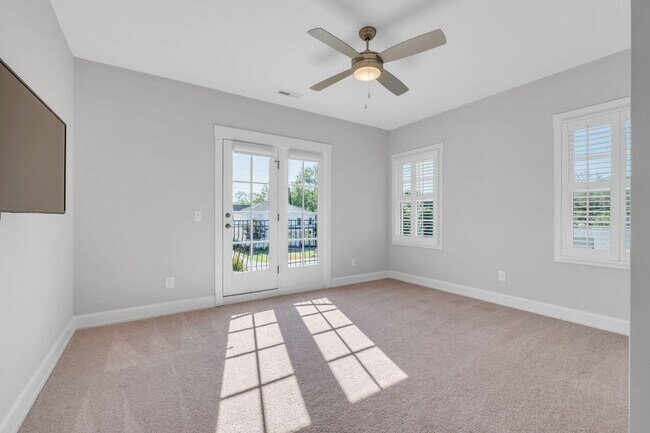 Building Photo - Stunning 5BE/4.5BA in the heart of Green H...