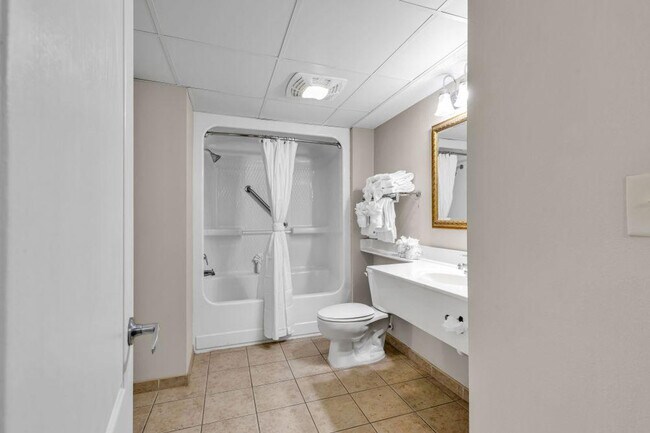 Building Photo - 2560 N Ocean Blvd