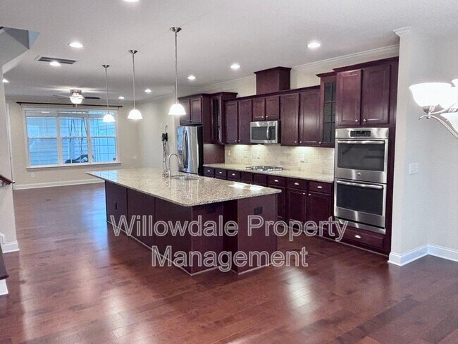 Building Photo - 136 Spring Pine Ln