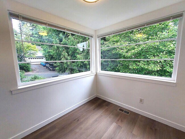 Building Photo - Spacious 4BD/3BA with Fenced Yard & Front Porch in North Seattle!