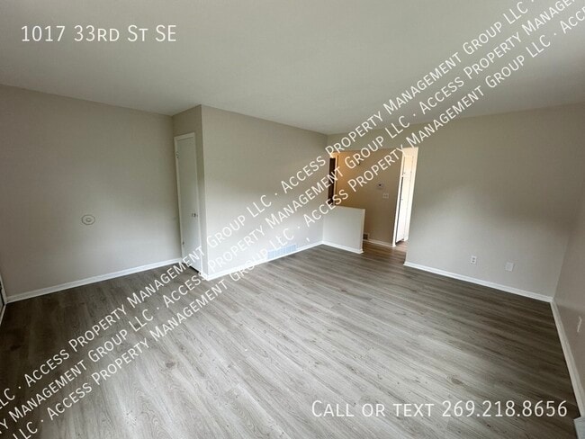 Building Photo - 1017 33rd St SE