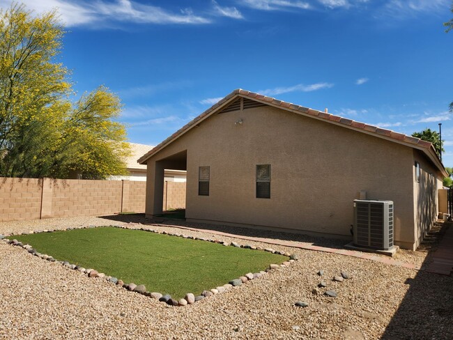 Building Photo - 3 Bedroom Home in Westbank Estates Near E ...