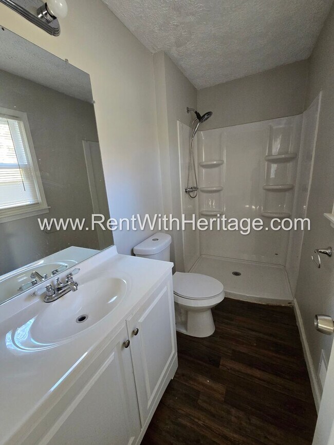 Building Photo - Georgous 3 Bedroom, 2 Bath home with lots of upgrades