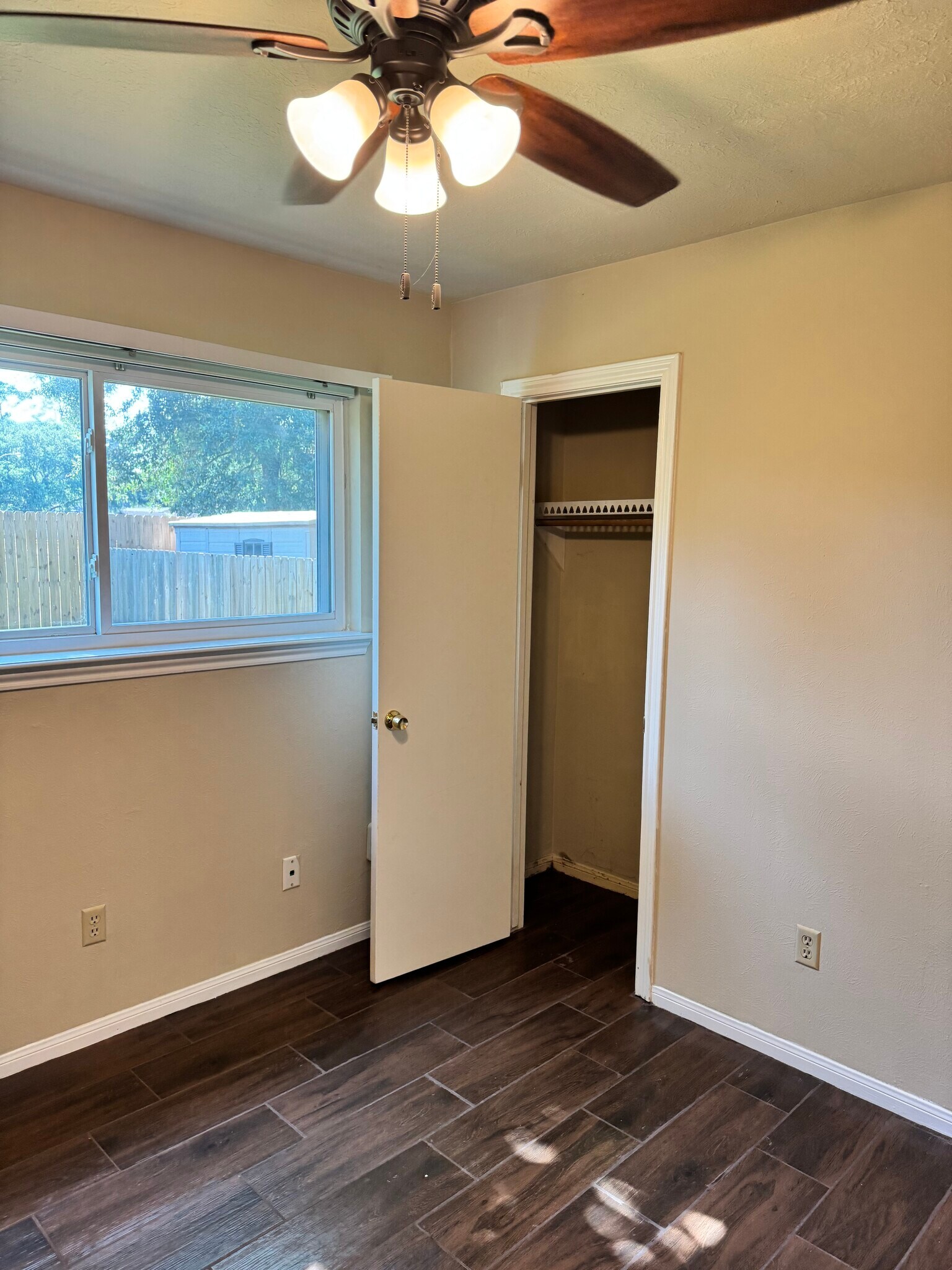 Building Photo - 9811 Charter Ridge Dr