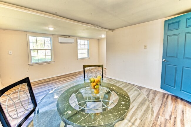 Building Photo - 918 Lehman St