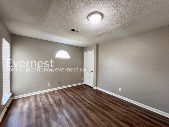 Building Photo - 3985 Fernway Dr