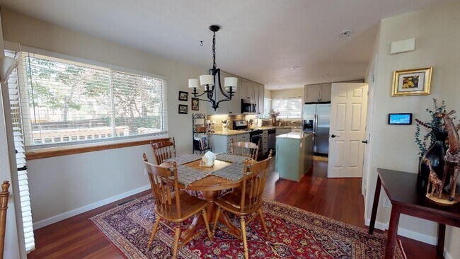 Building Photo - Beautiful sunny home