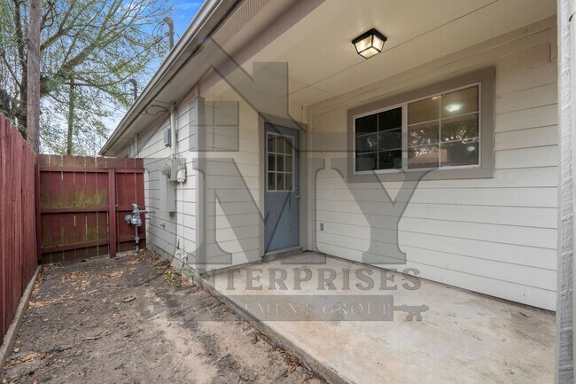 Building Photo - 815 Cravens St