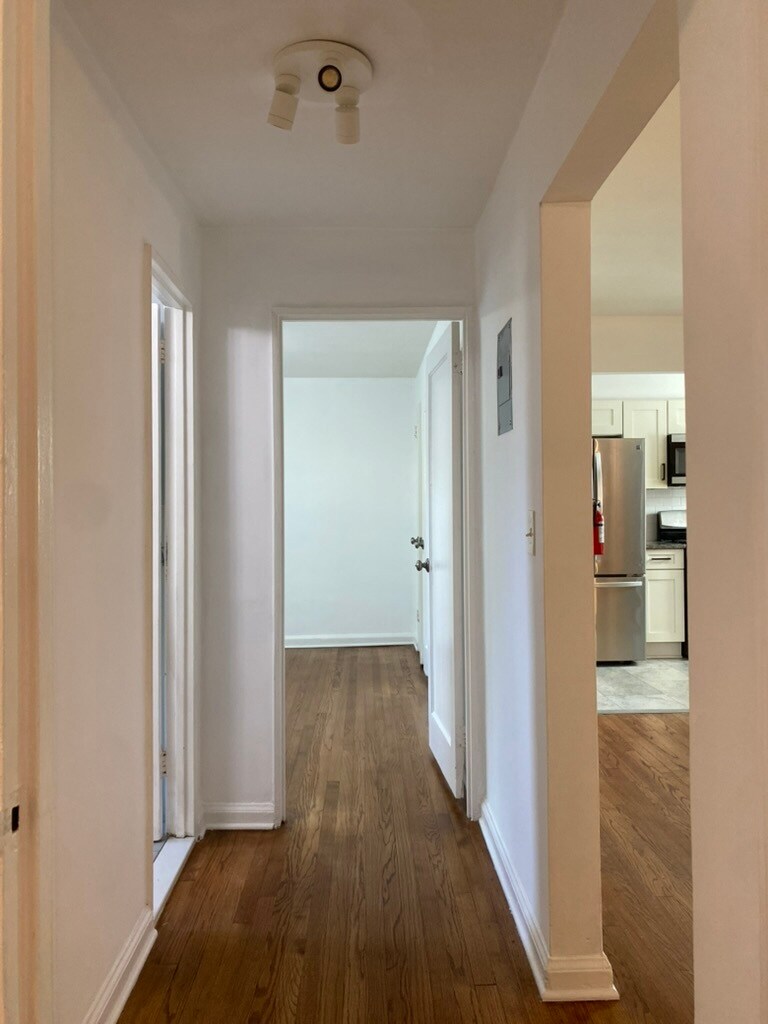Building Photo - 480 Crestwood Ave