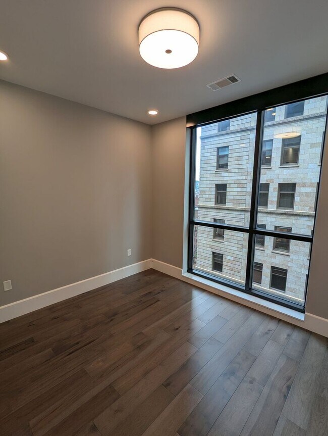 Building Photo - Stunning Downtown 1 Bedroom Condo at The L...