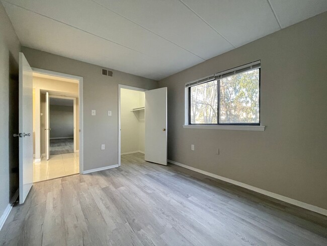 Building Photo - Leesburg Condo: 2 BD / 1 FB new floors/pai...