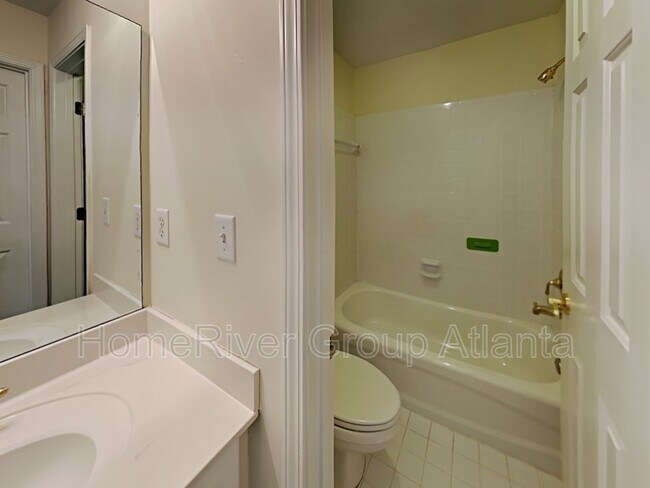 Building Photo - 1040 Queensgate Dr SE