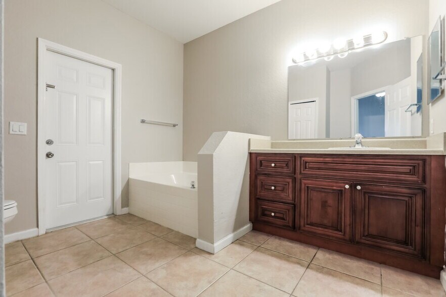 Building Photo - 15385 Lakeland Cir