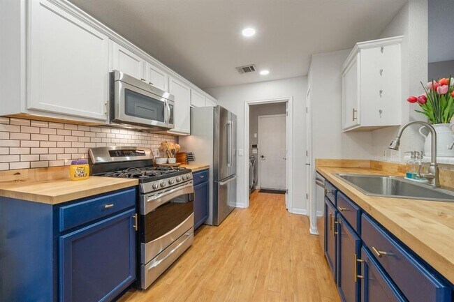 Building Photo - 301 Zebra Dr