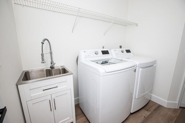 Building Photo - 10881 La Salinas Cir