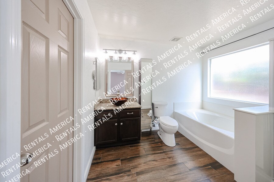 Building Photo - 15428 W Mauna Loa Ln