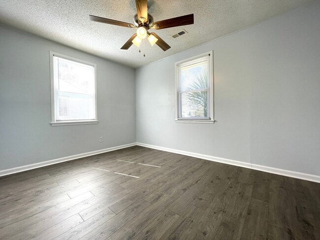 Building Photo - Welcome to Elm Street!