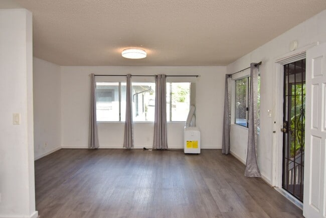 Building Photo - 3BR / 2Bath / 3Pkg - Home in Aiea!