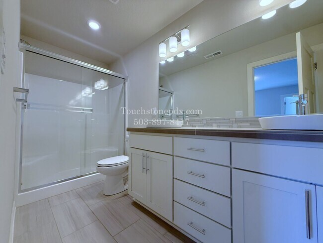 Building Photo - RECEIVE $500 OFF! READY NOW! CALL TODAY! Modern Hillsboro Townhome with AC, Electric Fireplace, a...