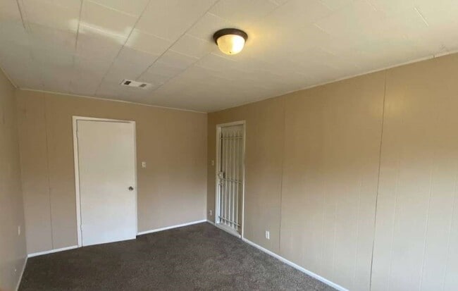 Building Photo - 10818 Carlton Dr